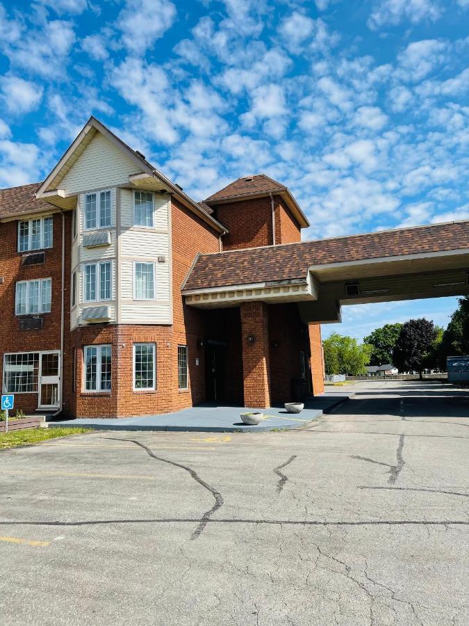 Travelodge By Wyndham Niagara Falls Lundys Lane מראה חיצוני תמונה